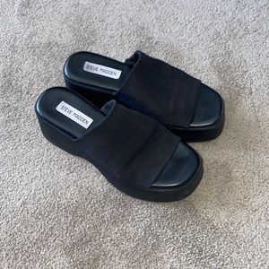 Steve Madden slinky30 black sandals